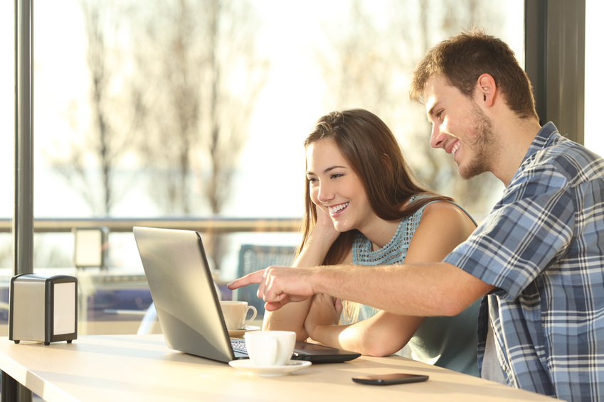 Keine Programmierkenntnisse bei den schlüsselfertigen Onlineshops Laptop mit Produkten