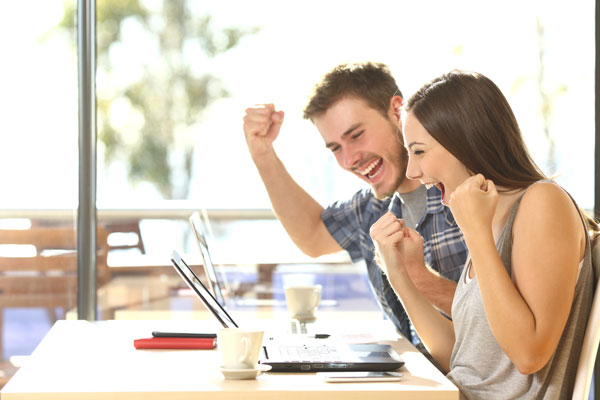 Keine Programmierkenntnisse bei den schlüsselfertigen Onlineshops Laptop mit Produkten
